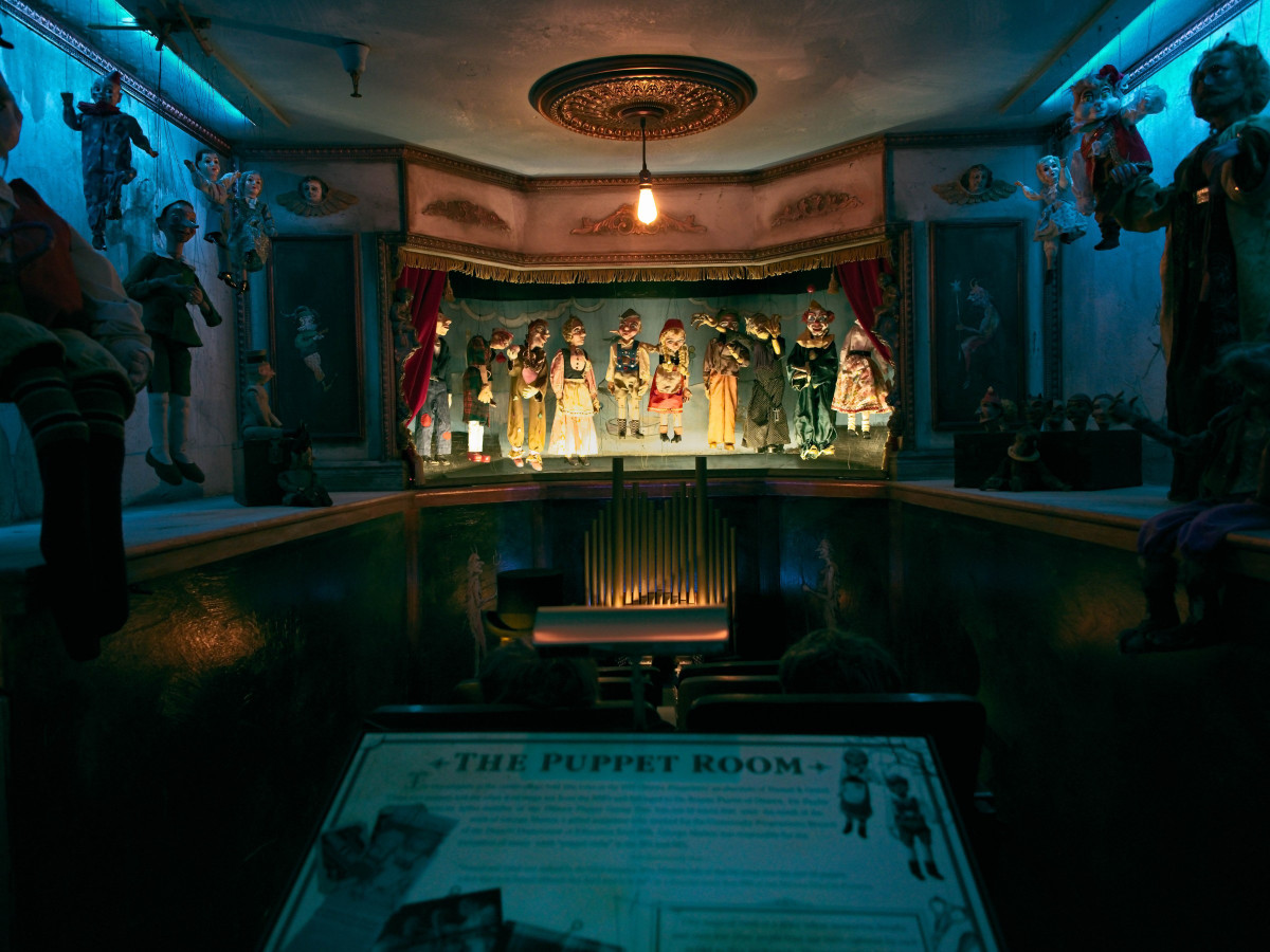 Tham quan bảo tàng, du khách sẽ đi qua những hành lang được thiết kế với những lối đi bí mật toát lên không khí u ám.