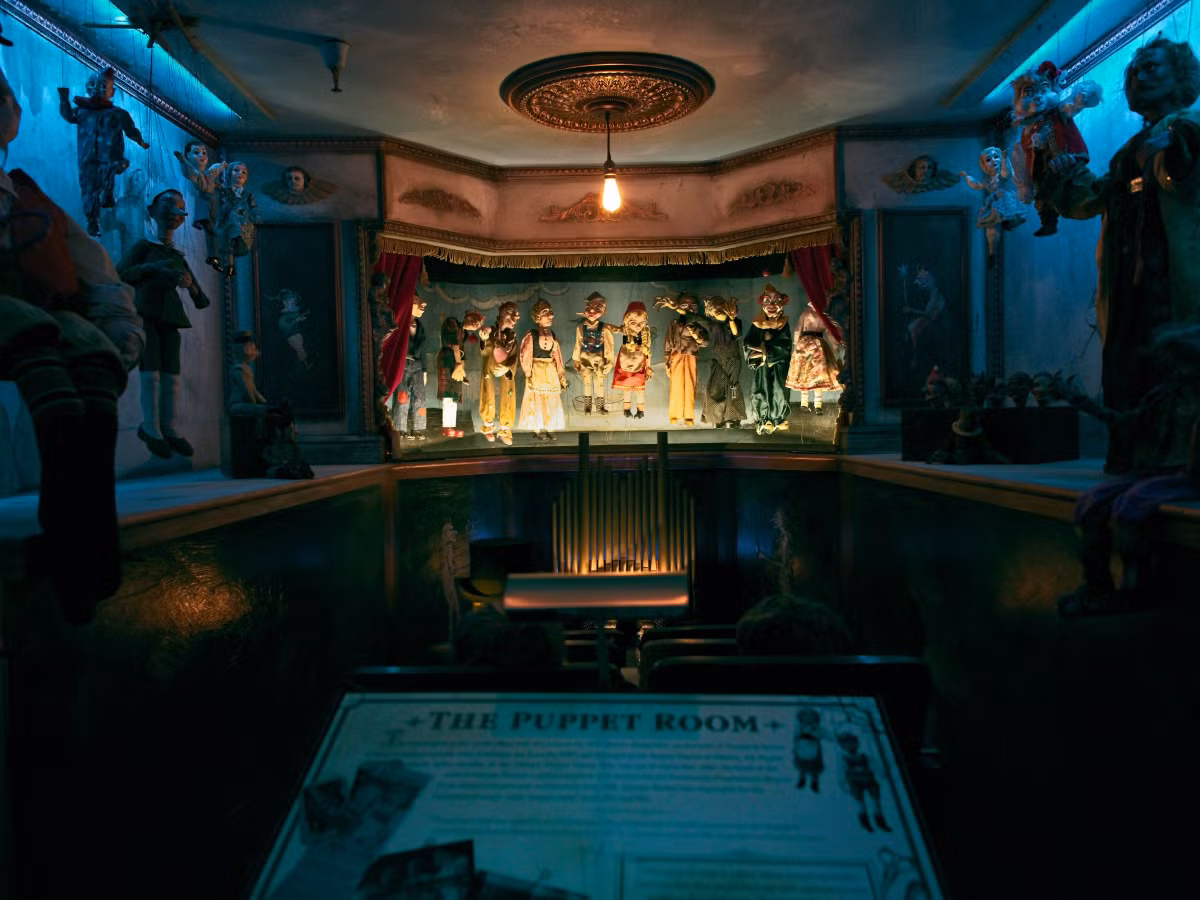 Tham quan bảo tàng, du khách sẽ đi qua những hành lang được thiết kế với những lối đi bí mật toát lên không khí u ám.