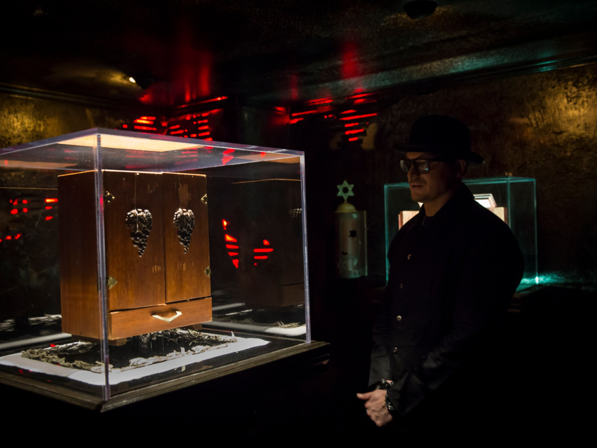 Rapper Post Malone đã gặp nhiều chuyện xui xẻo sau khi xem hộp Dybbuk trong chuyến tham quan Bảo tàng Ma ám. Về sau, Malone đã gặp phải một tai nạn xe hơi nghiêm trọng, trải qua một vụ cướp ngân hàng và gặp sự cố cần hạ cánh khẩn cấp khi đang trên máy bay.