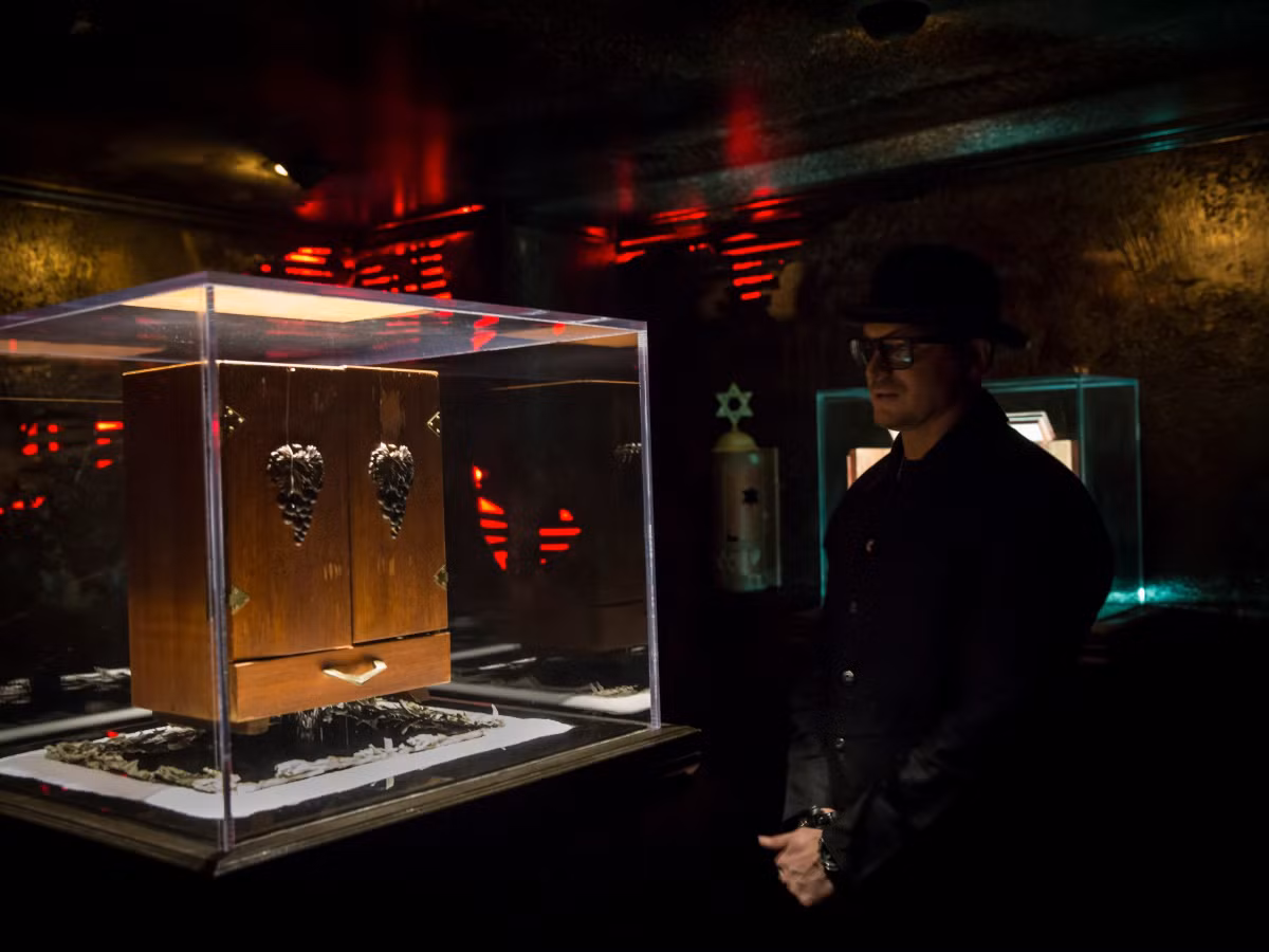 Rapper Post Malone đã gặp nhiều chuyện xui xẻo sau khi xem hộp Dybbuk trong chuyến tham quan Bảo tàng Ma ám. Về sau, Malone đã gặp phải một tai nạn xe hơi nghiêm trọng, trải qua một vụ cướp ngân hàng và gặp sự cố cần hạ cánh khẩn cấp khi đang trên máy bay.