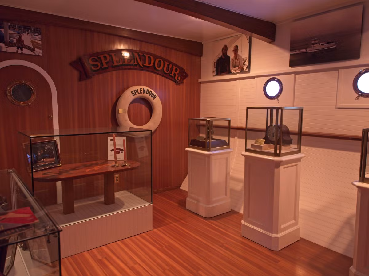 Tại hơn 30 căn phòng trong Bảo tàng Ma ám, du khách có thể ngắm nhìn chiếc xe "Death Van" của tiến sĩ Jack Kevorkian, các mảnh xương của Charles Manson, các hiện thật tạo cảm hứng cho phim "The Conjuring 3", búp bê Peggy hay chiếc hộp Dybbuk bí ẩn.