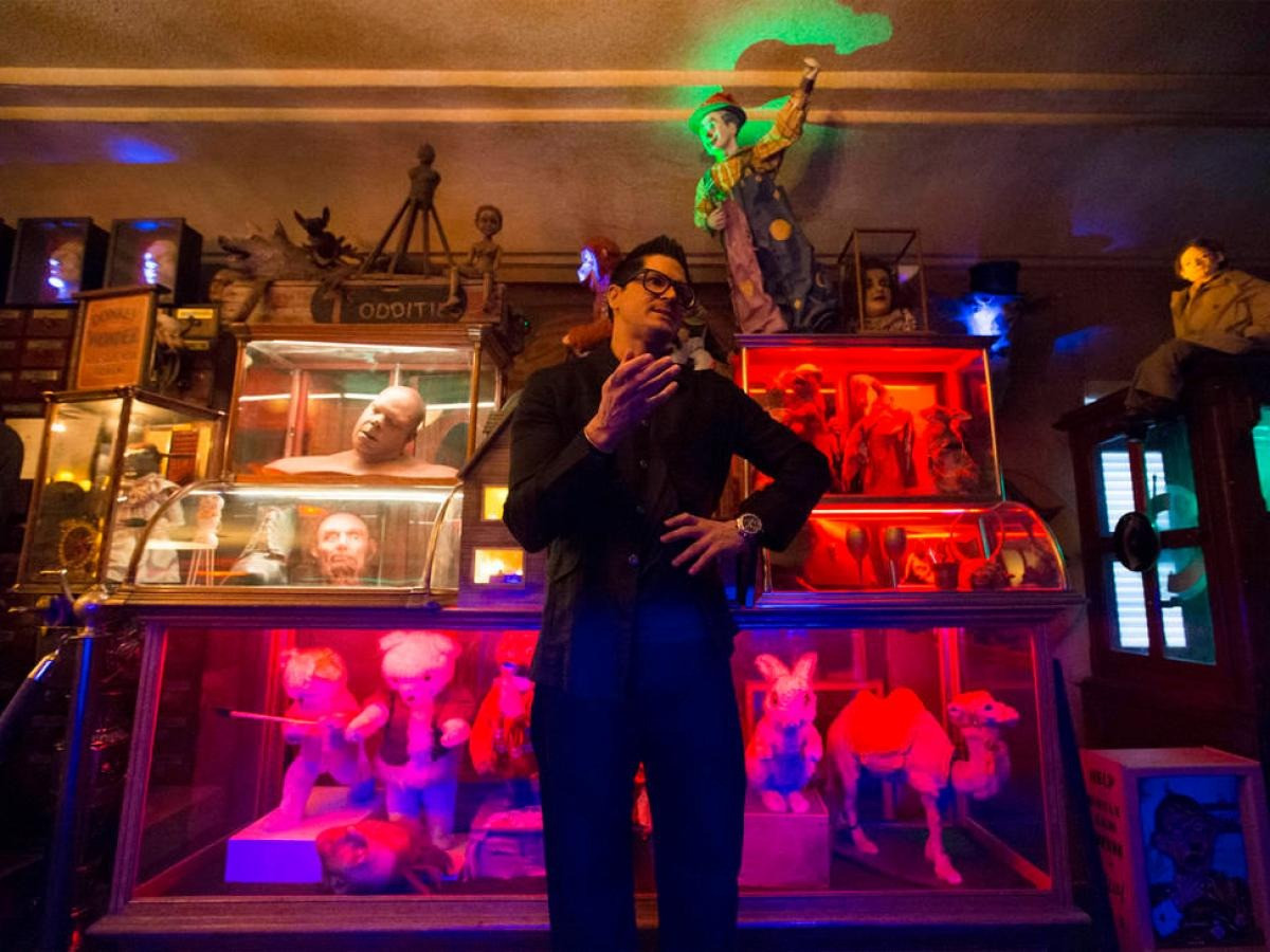 Ông Bagans đã tự tay tuyển chọn và thiết kế các tour tham quan bảo tàng, kể cho khách tham quan về những câu chuyện "rợn gáy" về những nghi lễ kỳ bí từng xảy ra trong Dinh thự Wengert vào năm 1938 cũng như các hiện vật bị nguyền rủa mà ông thu nhập, sưu tầm được.