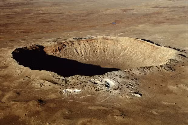 Trong hai tỷ năm đầu tiên, Trái đất thường xuyên hứng chịu những vụ va chạm lớn do thiên thạch khổng lồ gây ra, bao gồm vụ va chạm dữ dội với một thiên thể có kích thước tương đương sao Hỏa tạo ra Mặt trăng khoảng 4,5 tỷ năm trước. Ảnh: Getty - Contributor.