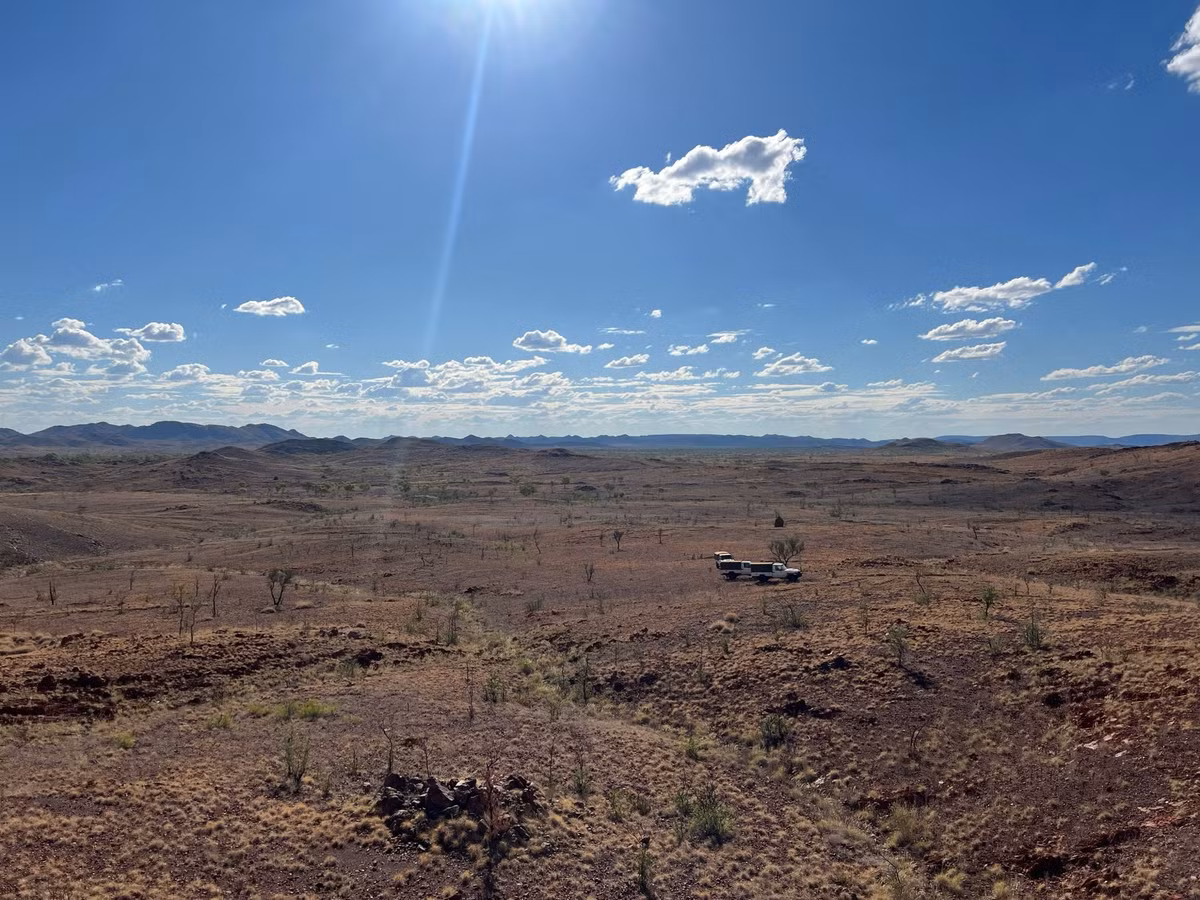 Nhóm nghiên cứu cho hay bằng chứng là các "hình nón vỡ" - đặc điểm địa chất chỉ hình thành khi chịu áp lực cực lớn như trong vụ va chạm thiên thạch hoặc vụ nổ hạt nhân dưới lòng đất. Ảnh: Chris Kirkland, Curtin University.