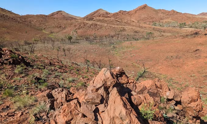 Nhóm chuyên gia địa chất tại Đại học Curtin và Cơ quan Khảo sát Địa chất Tây Australia mới công bố nghiên cứu về hố thiên thạch cổ xưa nhất thế giới ở vùng Pilbara, tây bắc Australia trên tạp chí Nature Communications. Ảnh: Chris Kirkland, Curtin University.