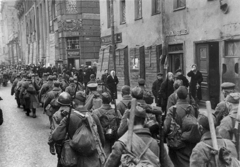 Dù vậy, quân và dân Leningrad vẫn kiên cường chiến đấu, tận dụng mọi nguồn lực tại chỗ và cố gắng phá vỡ vòng vây của kẻ địch nhằm lật ngược tình thế.