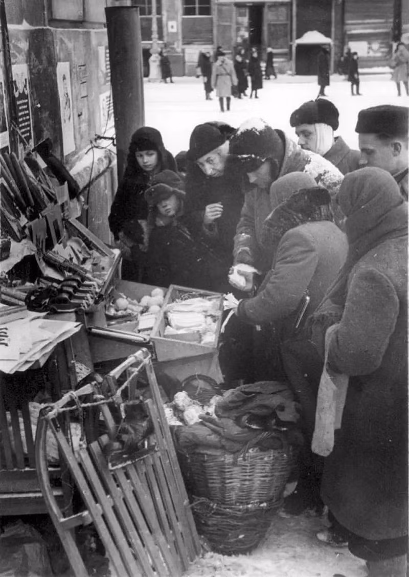 Đến ngày 18/1/1943, binh sĩ Liên Xô thuộc mặt trận Leningrad và mặt trận Volkhov đã tiến hành chiến dịch Iskra (Tia lửa) gần bờ phía nam hồ Ladoga nhằm mở một hành lang đưa đồ tiếp tế vào thành phố.