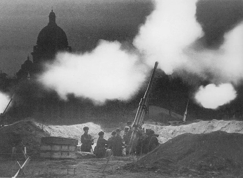 Vào tháng 6/1941, quân đội Đức quốc xã bất ngờ tấn công xâm lược Liên Xô. Sau khi tràn qua phần lớn biên giới của Liên Xô, nhà độc tài Hitler cùng các quan chức cấp cao trong chính quyền quyết định tấn công những thành phố chiến lược, trong đó có Leningrad (nay là St.Petersburg).