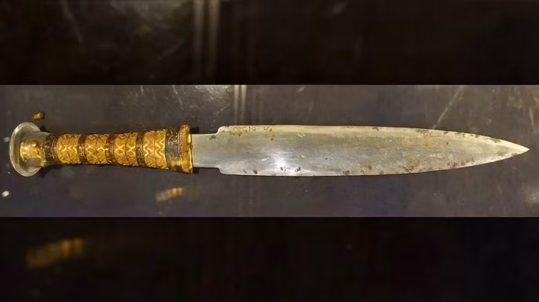 Con dao găm được chạm khắc tinh xảo và trang trí pha lê. Vũ khí này được chế tạo từ liệu kim loại đồng nhất không han gỉ, lưỡi dao sắc bén dù đã hàng ngàn tuổi và phần chuôi đúc bằng vàng. Ảnh: Wikimedia Commons/Olaf Tausch.