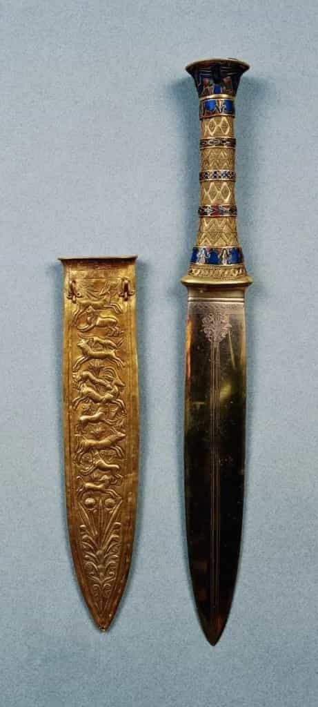 Thiên thạch sắt chủ yếu bao gồm sắt và nickel, với lượng nhỏ coban, phốt pho, lưu huỳnh và carbon. Trong khi đồ tạo tác sản xuất từ quặng sắt dưới lòng đất chứa tối đa 4% nickel, lưỡi dao sắt trên con dao găm của pharaoh Tutankhamun chứa gần 11% nickel. Ảnh: historicaleve.