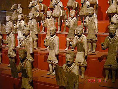 Hầu hết các binh sĩ nhà Hán đều xếp thành một hàng, ở giữa ngôi mộ tập thể. Nhóm chuyên gia xác định được tổng cộng 17 hộp sọ và tất cả đều thuộc về những người đàn ông trưởng thành. Ảnh: dragonsarmory.