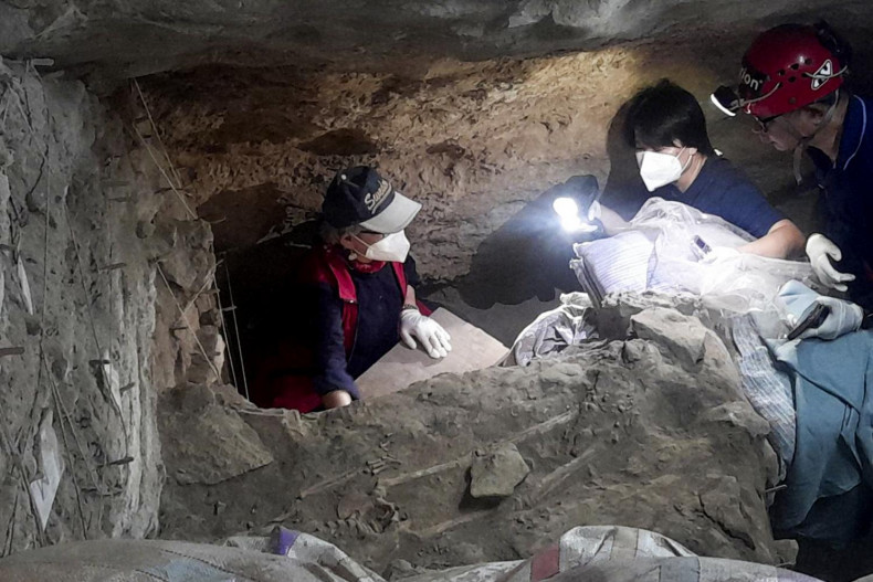 Do thi hài của Pangpond nằm bên dưới các lớp có niên đại này nên giới nghiên cứu suy đoán rằng đứa trẻ sống cách đây hơn 29.000 năm, chắc chắn nằm trong thời kỳ cuối kỷ Pleistocene. Ảnh: Apinya Wipatayotin.