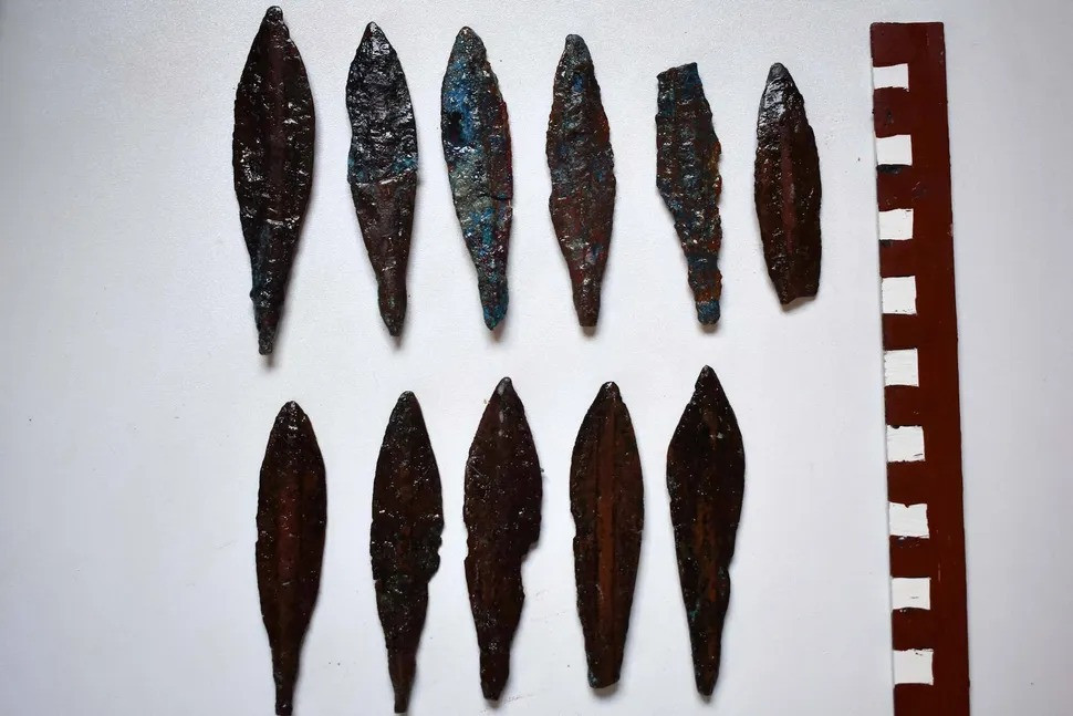 Tại phòng chôn cất, các nhà khảo cổ tìm thấy bộ hài cốt của một người đàn ông đeo nhẫn vàng có khắc tên pharaoh Ai Cập Ramesses III. Ngoài ra, họ cũng phát hiện các đầu mũi tên bằng đồng, chiếc hộp ngà nhỏ và các bình gốm có khắc chữ. Ảnh: Egyptian Ministry of Tourism and Antiquities.