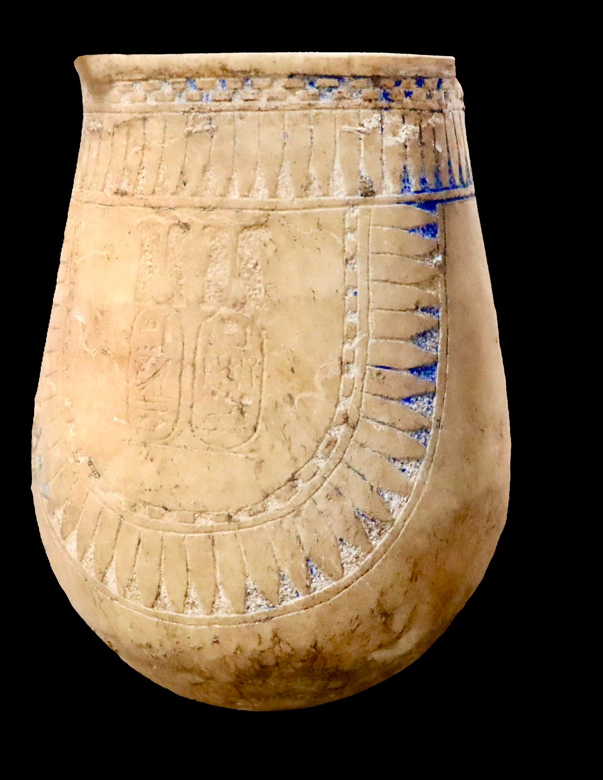 "Có vẻ như ngôi mộ ban đầu được sử dụng dưới thời Horemheb, được sử dụng lại dưới thời pharaoh Ramesses III và một lần nữa trong Vương triều thứ 23 dựa trên các hiện vật tìm thấy bên trong", giáo sư Dodson nói. Ảnh: X/Luxor Times.