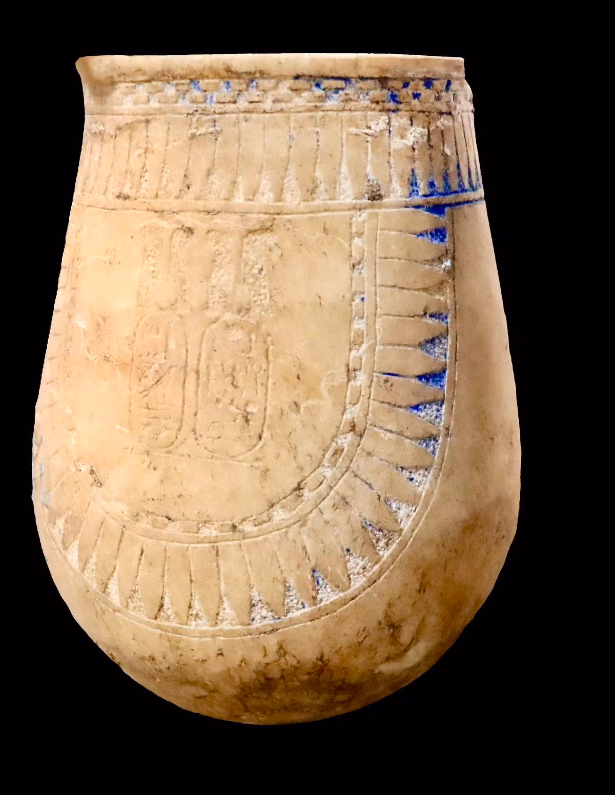 "Có vẻ như ngôi mộ ban đầu được sử dụng dưới thời Horemheb, được sử dụng lại dưới thời pharaoh Ramesses III và một lần nữa trong Vương triều thứ 23 dựa trên các hiện vật tìm thấy bên trong", giáo sư Dodson nói. Ảnh: X/Luxor Times.