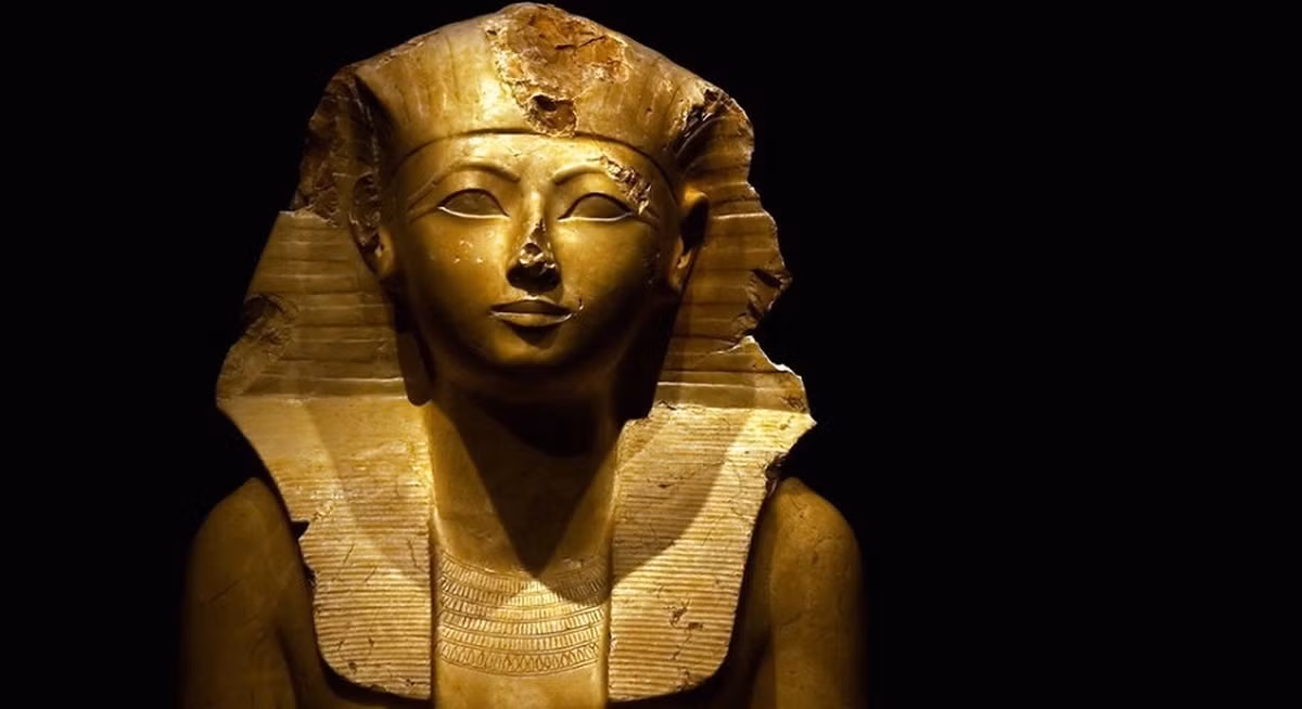 Hatshepsut là con gái của pharaoh Thutmose I với người vợ Ahmose. Sau khi Thutmose I băng hà, con trai ông là Thutmose II kế vị, trở thành pharaoh của Ai Cập.