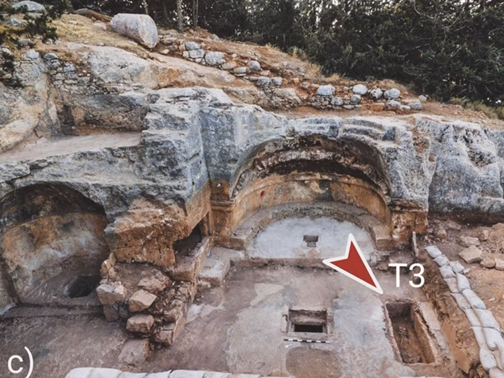 Tiến sĩ Amit Re'em, nhà khảo cổ học thuộc IAA cho hay nữ tu sĩ trên giống như nhiều phụ nữ cùng thời sống trong xã hội trọng nam khinh nữ. Tại đó, đời sống tôn giáo chủ yếu do nam giới thực hiện. Ảnh: Matan Chocron, Israel Antiquities Authority.