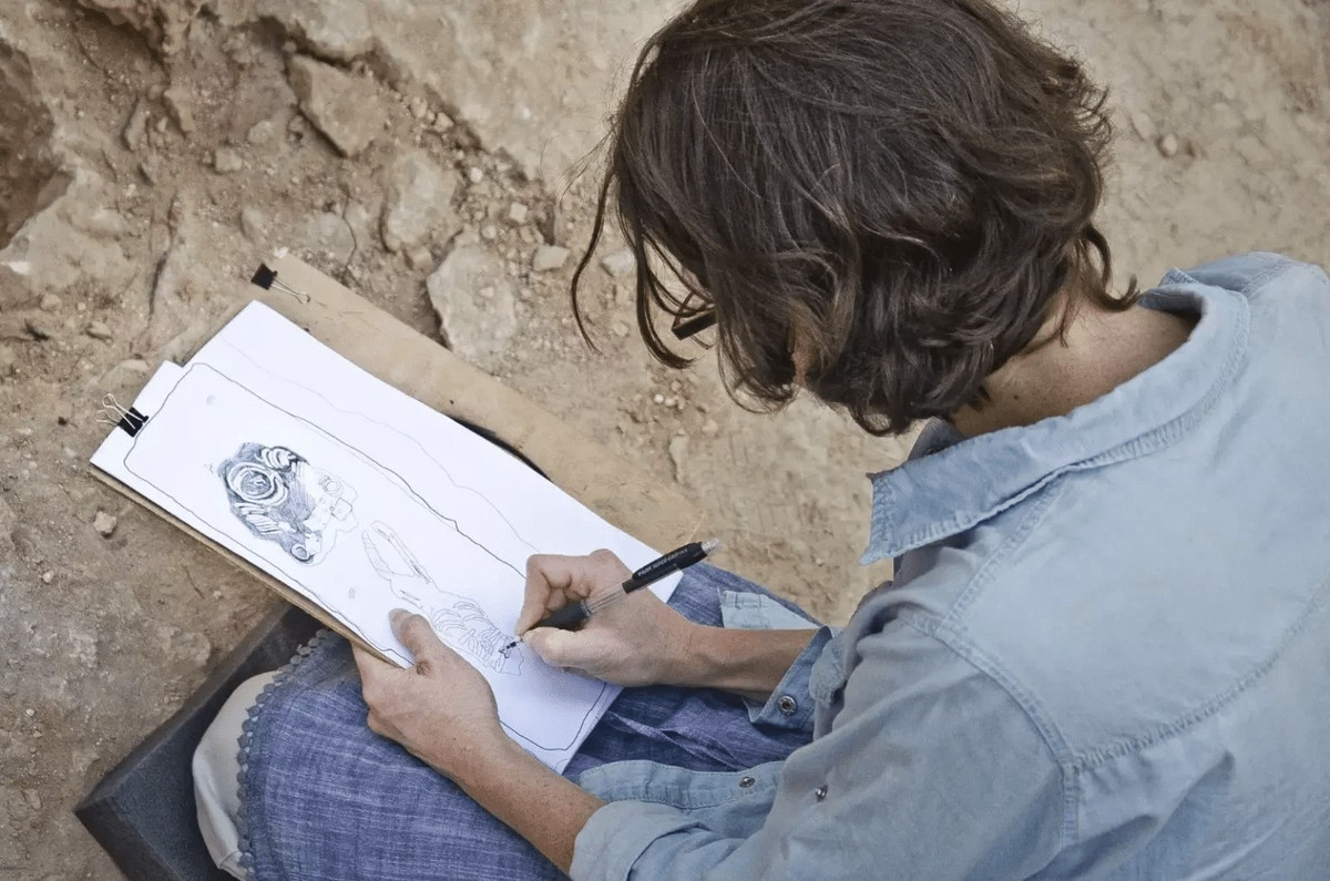 Giới nghiên cứu cũng phát hiện những tấm hoặc đĩa sắt trên bụng người phụ nữ trên. Trong số những hiện vật được tìm thấy có cả một cây thánh giá nhỏ. Ảnh: Israel Antiquities Authority/ Yoli Shwartz.