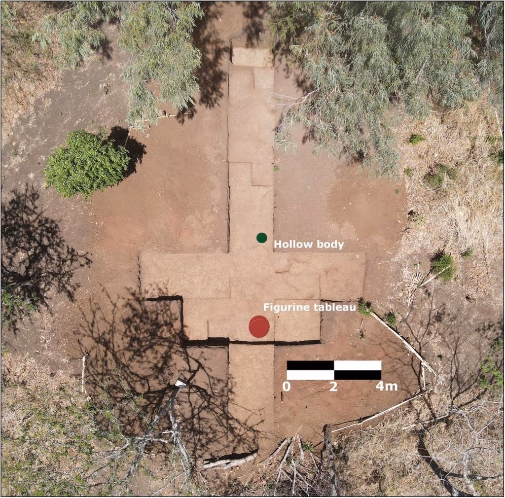 Do 5 bức tượng được tìm thấy trên đỉnh kim tự tháp nên giới nghiên cứu tin rằng chúng được sử dụng trong các nghi lễ lớn của cộng đồng. Ảnh: M. SokoÅowski/PASI.