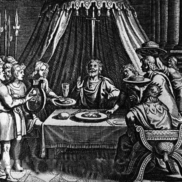 Từ lúc đó, Damocles không thể tận hưởng niềm vui thú xung quanh do chỉ sợ thanh gươm có thể rơi xuống bất cứ lúc nào khiến ông tử vong. Ảnh: thegadabouttown.