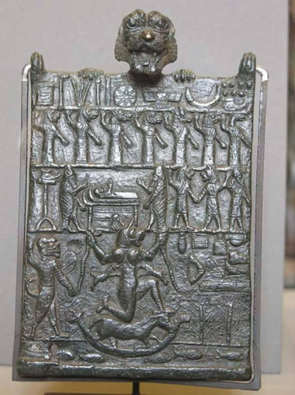 Nhiều tấm phiến đá còn khắc nhiều câu thần chú, những chỉ dẫn cho nghi lễ tôn giáo nhằm hỗ trợ thầy trừ tà và bệnh nhân. Ảnh: Public Domain.