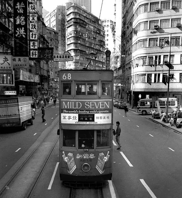 Nhiều tòa nhà cao tầng cho thấy tốc độ phát triển kinh tế rất nhanh ở Hong Kong năm 1986.