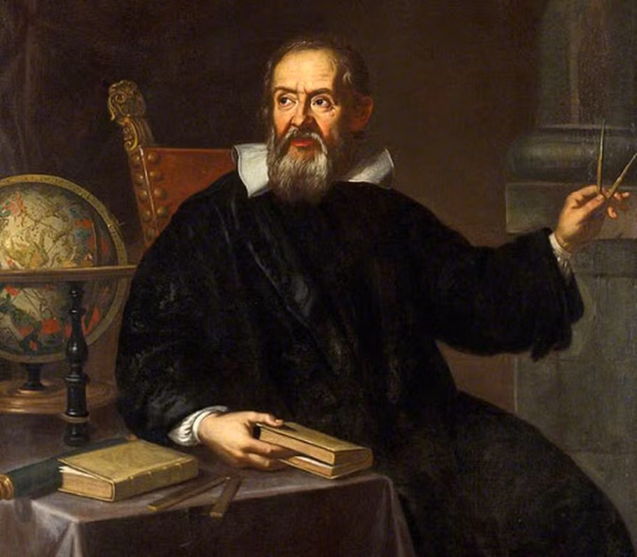 Galileo được ghi nhận là người đầu tiên phát hiện về các ngọn núi và hố va chạm trên Mặt trăng. Nhà thiên văn học này ước tính được chiều cao của các ngọn núi từ các quan sát đó.