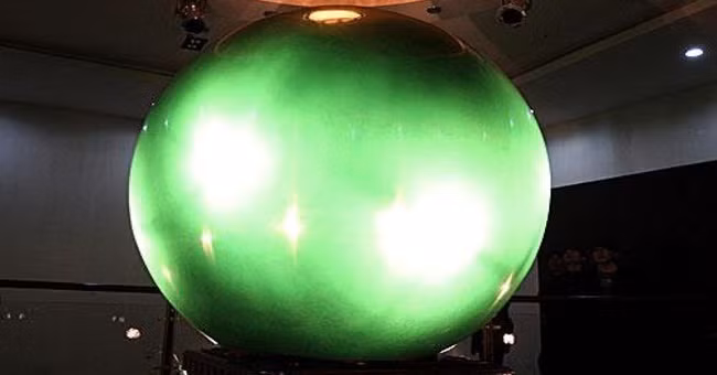 Sau khi Từ Hi Thái hậu qua đời, người ta đã đặt một viên Dạ Minh Châu lớn vào trong miệng của bà. Tương truyền, Dạ Minh Châu có thể tách ra thành hai khối và khi ghép lại sẽ tạo thành hình cầu. Báu vật này được cho là giúp thi hài không bị phân hủy. Thế nhưng, viên Dạ Minh Châu cùng nhiều bảo vật khác đã bị Tôn Điện Anh và đồng bọn đánh cắp vào năm 1928.