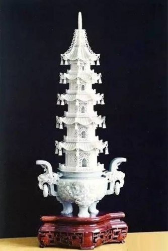 Linh lung bảo tháp được chế tác từ khối ngọc tuyệt đẹp. Người thợ thủ công có tay nghề cao, làm việc vô cùng tỉ mỉ mới có thể tạo ra bảo vật tinh xảo này.