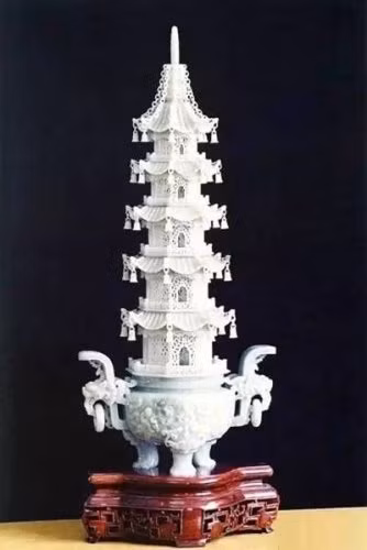 Linh lung bảo tháp được chế tác từ khối ngọc tuyệt đẹp. Người thợ thủ công có tay nghề cao, làm việc vô cùng tỉ mỉ mới có thể tạo ra bảo vật tinh xảo này.