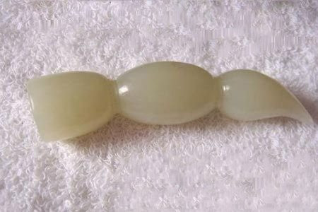 Ngó sen ngọc được chế tác tuyệt đẹp. Bên trên ngó sen này còn có lá sen màu xanh mọc ra và nở ra một bông hoa sen màu hồng phấn. Bên cạnh hoa sen còn treo một số viên mã thầy màu đen.