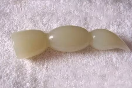 Ngó sen ngọc được chế tác tuyệt đẹp. Bên trên ngó sen này còn có lá sen màu xanh mọc ra và nở ra một bông hoa sen màu hồng phấn. Bên cạnh hoa sen còn treo một số viên mã thầy màu đen.