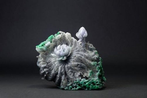 Một trong những báu vật quý giá trong lăng mộ của Từ Hi Thái hậu ở Thanh Đông Lăng là hoa sen ngọc thạch. Lúc sinh thời, vị thái hậu này thường đặt bên gối. Bảo vật này được làm từ ngọc xanh nặng khoảng 5,1 kg.