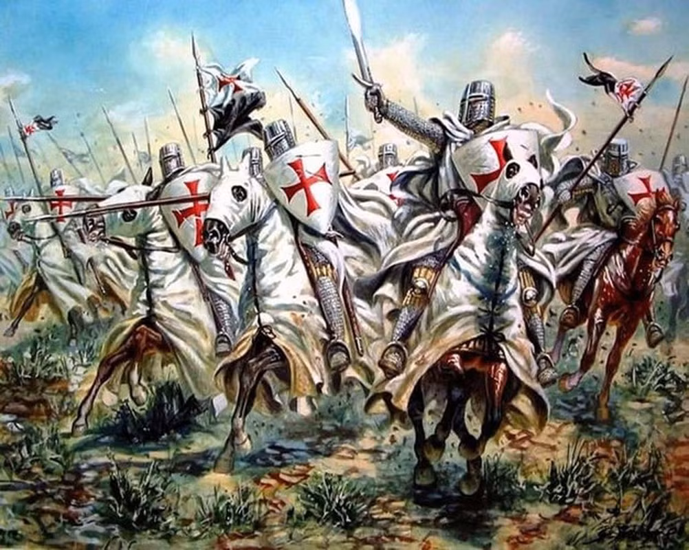 Vũ khí sử dụng thuốc súng bắt đầu được sử dụng ở châu Âu trước thế kỷ 14. Trong khi đó, nhiều loại áo giáp đã được con người sử dụng từ lâu với nhiều kiểu dáng và chất liệu khác nhau. Một trong những loại áo giáp nổi tiếng nhất chính là áo giáp tấm, được chế tạo từ những tấm kim loại lớn kết nối với nhau, có thể bao phủ toàn bộ cơ thể của chiến binh.