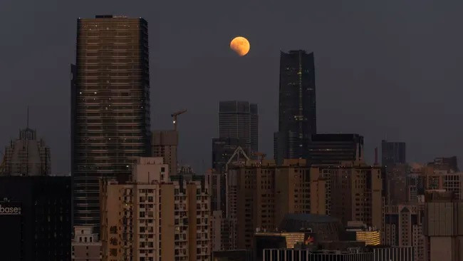 Bầu trời Thượng Hải, Trung Quốc trở nên nổi bật với mặt trăng chuyển sang màu đỏ khi xảy ra nguyệt thực toàn phần. Ảnh: CFOTO/Future Publishing via Getty Images.