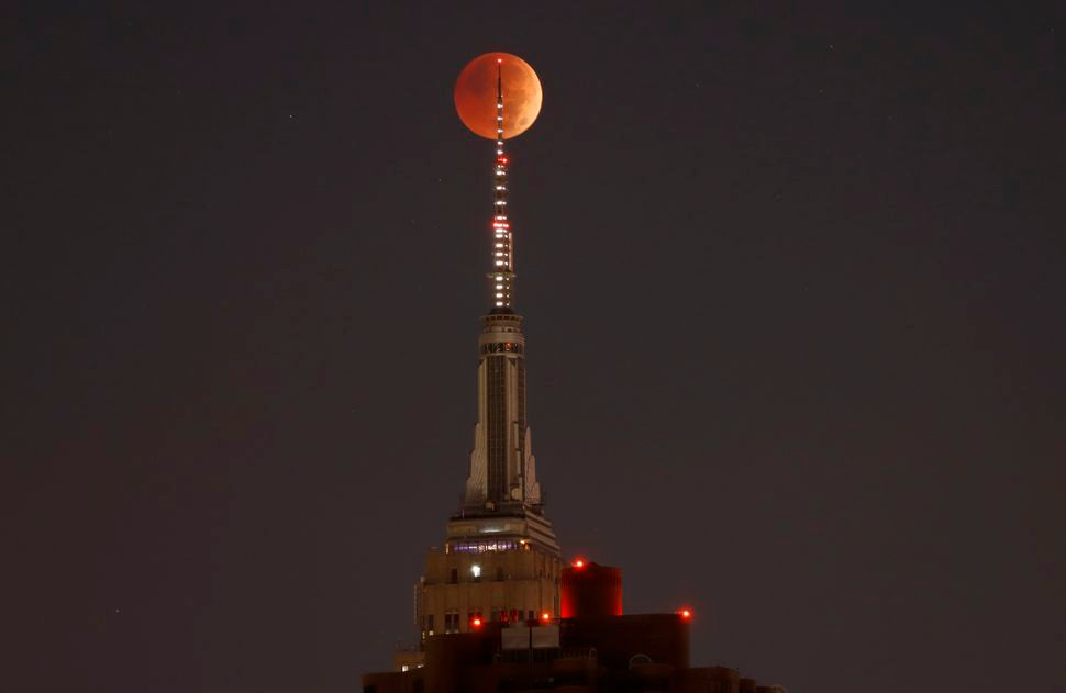 Hình ảnh trăng máu tuyệt đẹp xuất hiện phía trên Tòa nhà Empire State ở thành phố New York, Mỹ. Ảnh: Gary Hershorn via Getty Images.