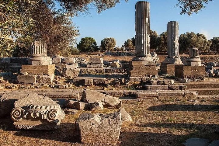 Một số chuyên gia cho rằng, những cái tên bị mờ trên khối đá có thể là hành động có chủ đích. Người xưa có thể đã cố xóa bỏ một số cái tên vì không muốn tưởng nhớ người đó hoặc có thể là nhân vật từng có ảnh hưởng ở Teos trước khi bị trục xuất. Ảnh: peek.com.