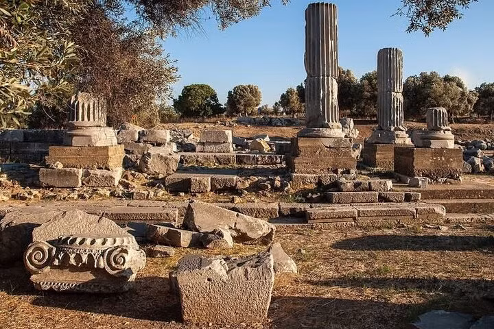 Một số chuyên gia cho rằng, những cái tên bị mờ trên khối đá có thể là hành động có chủ đích. Người xưa có thể đã cố xóa bỏ một số cái tên vì không muốn tưởng nhớ người đó hoặc có thể là nhân vật từng có ảnh hưởng ở Teos trước khi bị trục xuất. Ảnh: peek.com.