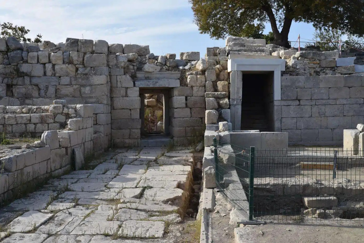 Một trong 2 bức tranh khảm vẽ hình hai vị thần tình yêu Cupid và Eros đang chiến đấu. Hai vị thần cũng có mối liên hệ với thần rượu Dionysus - vị thần bảo trợ của Teos. Ảnh: Carole Raddato / CC BY-SA 2.0.