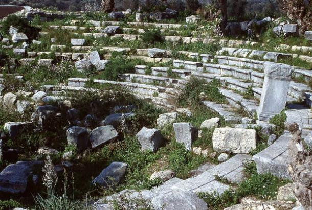 Trong khi đó, một khối đá khắc dòng chữ đã bị mờ một phần được tìm thấy trong khuôn viên tòa nhà. Qua kiểm tra, các chuyên gia phát hiện tên của một số cá nhân được khắc trên đá. Đó là những người đã trả tiền cho việc xây dựng tòa nhà này. Ảnh: Mark Landon/CC BY-SA 4.0.