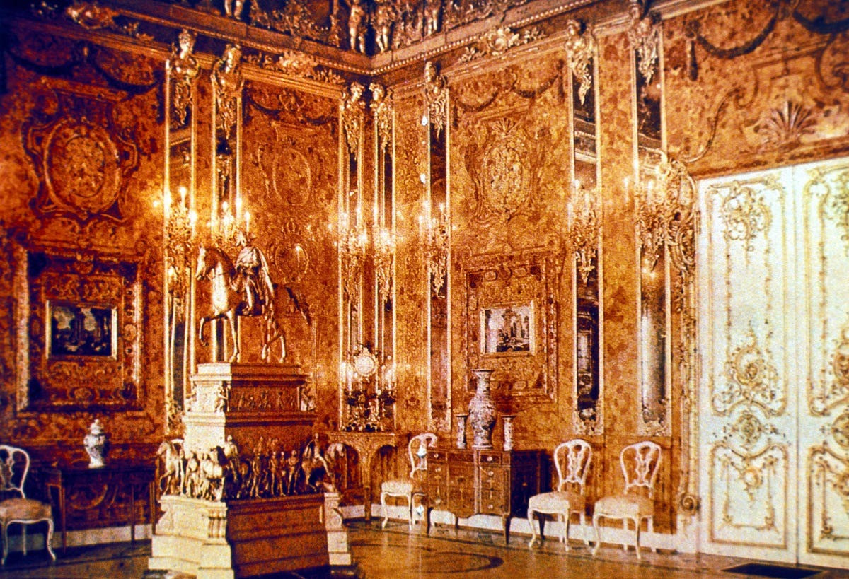 Ngày 14/10/1941, dưới sự chỉ huy của Rittmeister Graf Solms-Laubach, 27 kiện hàng chứa căn phòng hổ phách được phát xít Đức chuyển tới lâu đài Königsberg. Đến đêm ngày 26, rạng sáng 27/8/1944, lâu đài Königsberg bị đánh bom. Khi quân đội Liên Xô đánh bật quân Đức khỏi thành phố Königsberg vào tháng 4/1945, căn phòng hổ phách biến mất một cách bí ẩn. Ảnh: Sovfoto/townandcountrymag.