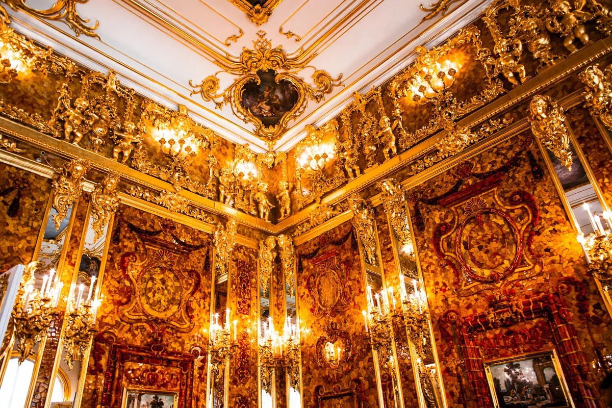 Năm 1716, Sa hoàng Nga khi ấy là Pier đại đế có chuyến thăm nước Phổ. Ngay khi nhìn thấy căn phòng hổ phách, Pier đại đế hoàn toàn bị chinh phục bởi nét đẹp "vô tiền khoáng hậu" của kho báu này. Vì vậy, để thể hiện tình hữu nghị và muốn thắt chặt quan hệ liên minh Nga - Phổ chống lại nhà nước Thụy Điển, nhà vua Friedrich Wilhelm I - con trai của vua Friedrich I - đã đồng ý tặng Pier đại đế căn phòng hổ phách. Ảnh: Alexandra Lande/Shutterstock.com.