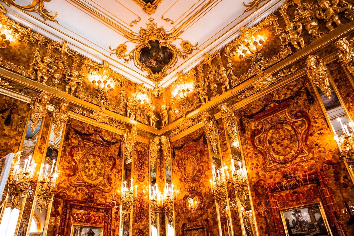 Năm 1716, Sa hoàng Nga khi ấy là Pier đại đế có chuyến thăm nước Phổ. Ngay khi nhìn thấy căn phòng hổ phách, Pier đại đế hoàn toàn bị chinh phục bởi nét đẹp "vô tiền khoáng hậu" của kho báu này. Vì vậy, để thể hiện tình hữu nghị và muốn thắt chặt quan hệ liên minh Nga - Phổ chống lại nhà nước Thụy Điển, nhà vua Friedrich Wilhelm I - con trai của vua Friedrich I - đã đồng ý tặng Pier đại đế căn phòng hổ phách. Ảnh: Alexandra Lande/Shutterstock.com.