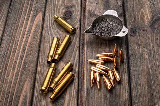 Trong một lần thử nghiệm, một nhà giả kim đã vô tình phát minh ra thuốc súng. Sáng chế này về sau được sử dụng trong nhiều vũ khí cũng như làm pháo hoa... Ảnh: stock.adobe.com.