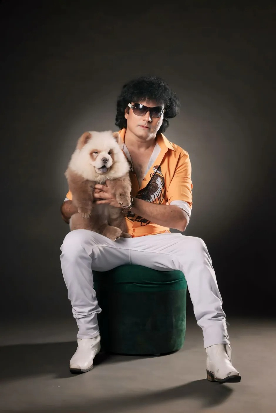 Do sở hữu nhiều chú chó quý hiếm nên ông Sathis phải lắp đặt hệ thống an ninh chặt chẽ để bảo vệ thú cưng của mình. Bao quanh nhà anh là một bức tường thép gai cao 3m với hàng chục camera giám sát hoạt động 24/7. Ảnh: YouTube @ Tv9 Kannada.