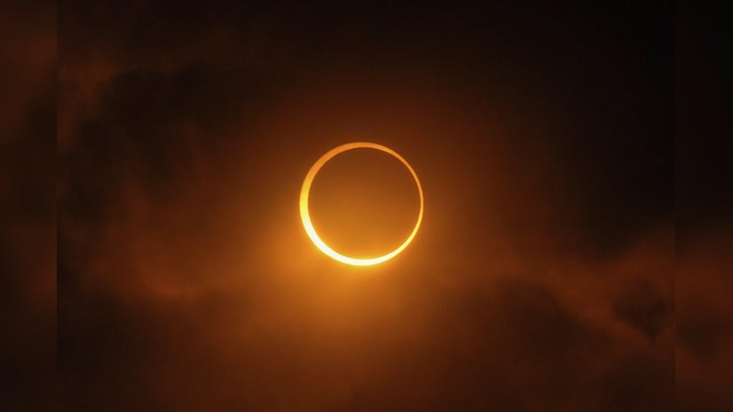 Nhật thực một phần xảy ra khi Trái đất, Mặt trăng và Mặt trời không hoàn toàn thẳng hàng. Nhìn từ Trái đất, Mặt trăng che phủ một phần. Ảnh: PTI.