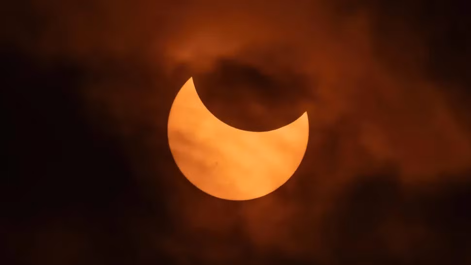 Hiện tượng nhật thực đầu tiên của năm 2025 sẽ diễn ra vào ngày 29/3 tới đây. Theo các chuyên gia, người yêu thiên văn sẽ quan sát hiện tượng nhật thực một phần vào ngày hôm đó. Ảnh: Hector Knudsen via Getty Images.
