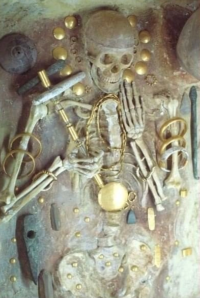 Khi thực hiện dự án xây dựng vào năm 1970 ở Varna, Bulgaria, các công nhân tình cờ phát hiện một số hiện vật vàng nghi thuộc về nền văn minh cổ xưa. Cho rằng đây có thể là một địa điểm khảo cổ quan trọng, họ nhanh chóng thông báo cho giới chức trách để cử các chuyên gia tới kiểm tra. Ảnh: thearchaeologist.