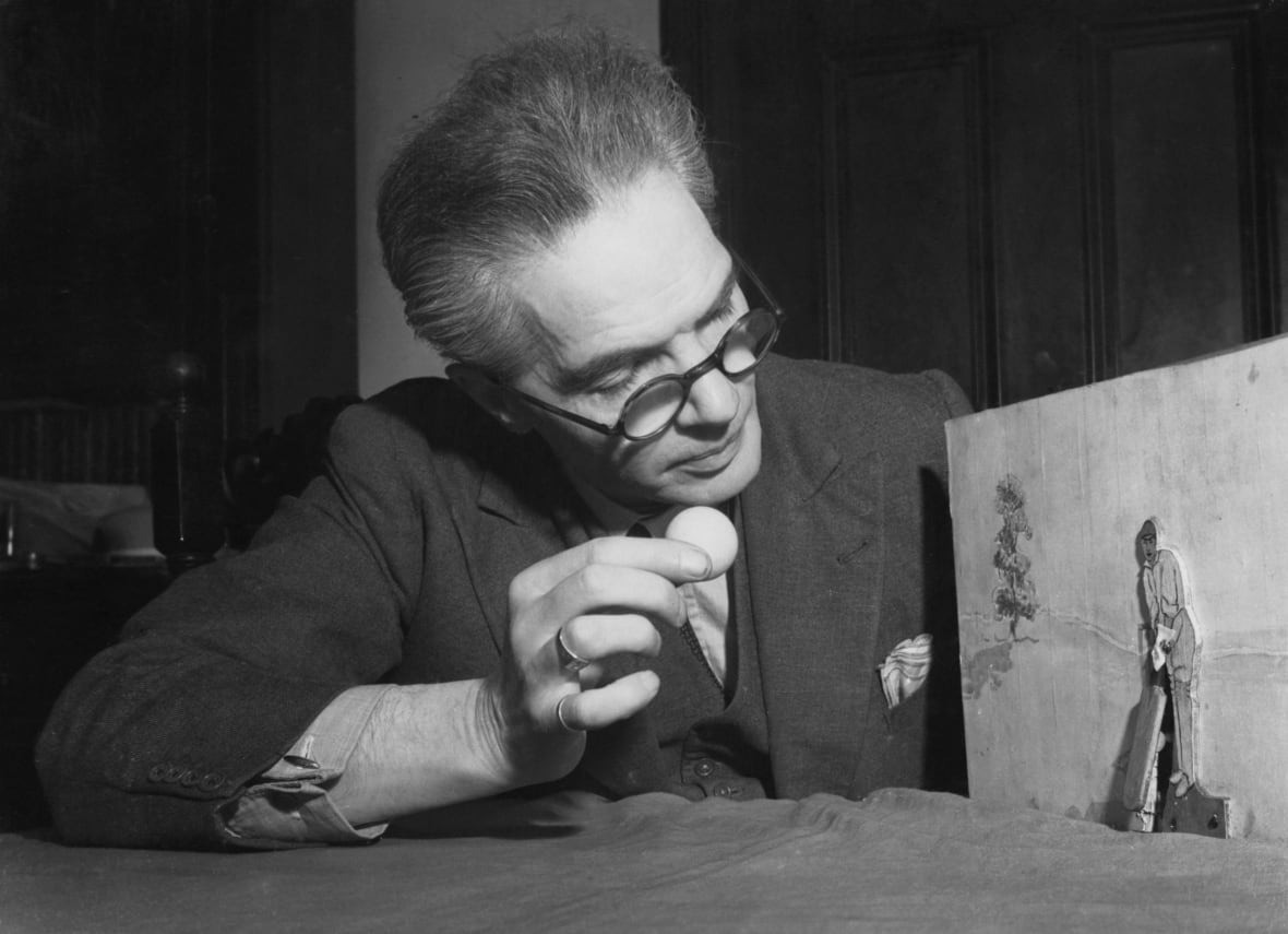 Trong đó, ông Archibald dự đoán con người sẽ bị đánh thức bởi đồng hồ báo thức radio, giao tiếp với nhau bằng “radio cá nhân”, ăn sáng với những “tin tức từ loa phóng thanh và những hình ảnh thoáng qua về các sự kiện trên truyền hình”, đi mua sắm với các cầu thang và vỉa hè tự di chuyển. Ảnh: Ron Burton/Keystone/Hulton Archive/Getty Images.