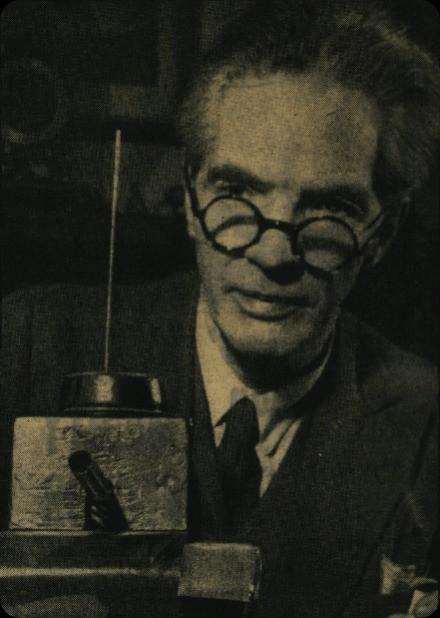 Ông cũng dự đoán con người có thể truy cập vào chương trình phát sóng toàn cầu chỉ bằng một nút bấm; sử dụng máy ảnh giấu kín và thiết bị nghe lén để bắt tội phạm. Ảnh: findmypast.